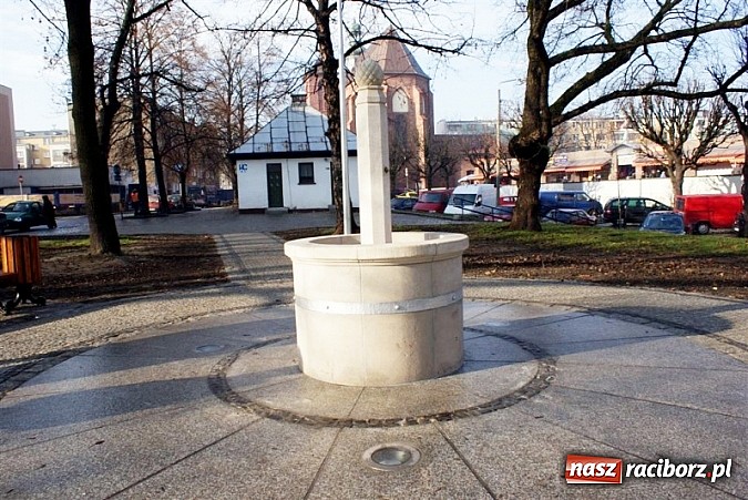 Zdjęcie w galerii na portalu naszraciborz.pl: Skwer Kresowian już ze zdrojem ulicznym wiadomości z regionu