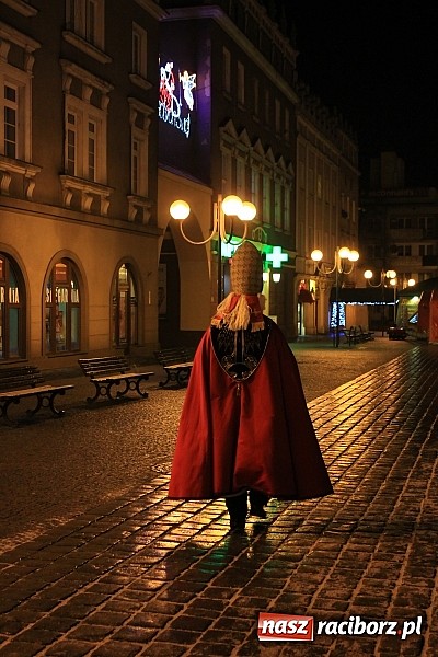 Zdjęcie w galerii na portalu naszraciborz.pl: Strażacki Mikołaj na raciborskim rynku wiadomości z regionu