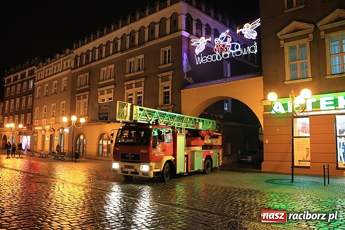 Zdjęcie w galerii na portalu naszraciborz.pl: Strażacki Mikołaj na raciborskim rynku wiadomości z regionu