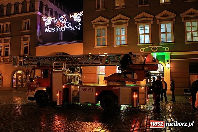 Zdjęcie w galerii na portalu naszraciborz.pl: Strażacki Mikołaj na raciborskim rynku wiadomości z regionu