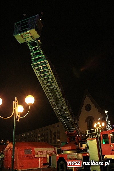Zdjęcie w galerii na portalu naszraciborz.pl: Strażacki Mikołaj na raciborskim rynku wiadomości z regionu