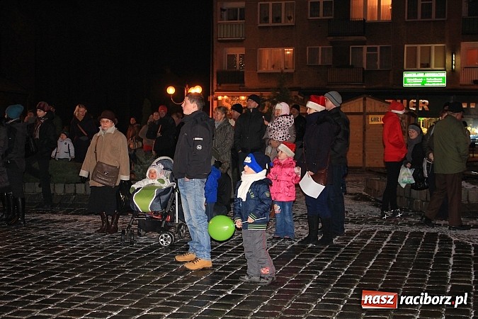 Zdjęcie w galerii na portalu naszraciborz.pl: Strażacki Mikołaj na raciborskim rynku wiadomości z regionu