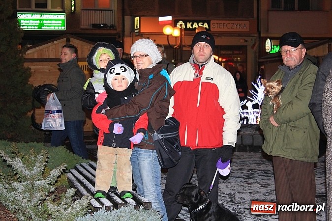 Zdjęcie w galerii na portalu naszraciborz.pl: Strażacki Mikołaj na raciborskim rynku wiadomości z regionu