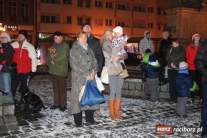 Zdjęcie w galerii na portalu naszraciborz.pl: Strażacki Mikołaj na raciborskim rynku wiadomości z regionu