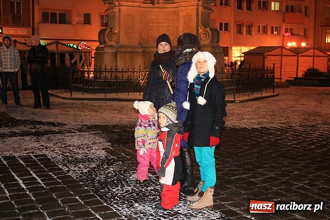 Zdjęcie w galerii na portalu naszraciborz.pl: Strażacki Mikołaj na raciborskim rynku wiadomości z regionu