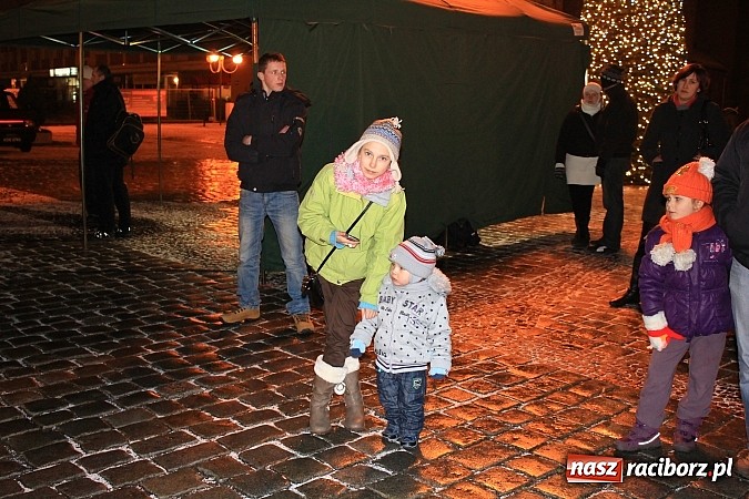 Zdjęcie w galerii na portalu naszraciborz.pl: Strażacki Mikołaj na raciborskim rynku wiadomości z regionu