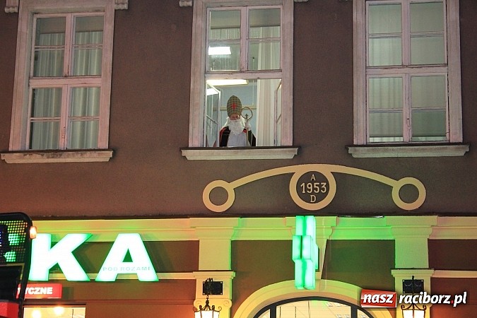 Zdjęcie w galerii na portalu naszraciborz.pl: Strażacki Mikołaj na raciborskim rynku wiadomości z regionu