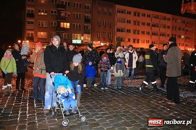 Zdjęcie w galerii na portalu naszraciborz.pl: Strażacki Mikołaj na raciborskim rynku wiadomości z regionu