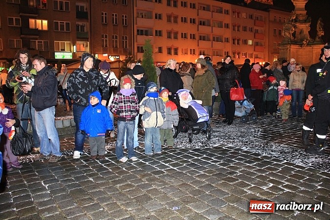 Zdjęcie w galerii na portalu naszraciborz.pl: Strażacki Mikołaj na raciborskim rynku wiadomości z regionu