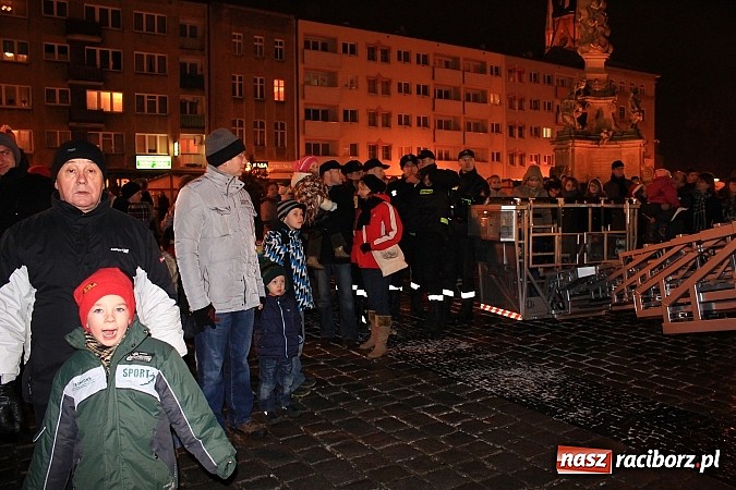 Zdjęcie w galerii na portalu naszraciborz.pl: Strażacki Mikołaj na raciborskim rynku wiadomości z regionu