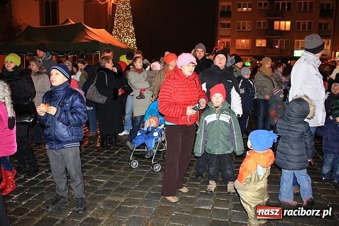 Zdjęcie w galerii na portalu naszraciborz.pl: Strażacki Mikołaj na raciborskim rynku wiadomości z regionu