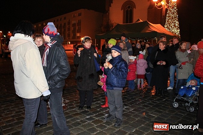 Zdjęcie w galerii na portalu naszraciborz.pl: Strażacki Mikołaj na raciborskim rynku wiadomości z regionu
