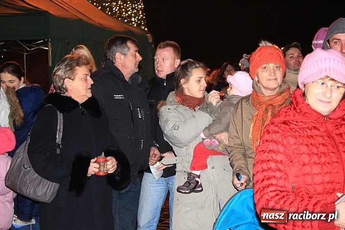 Zdjęcie w galerii na portalu naszraciborz.pl: Strażacki Mikołaj na raciborskim rynku wiadomości z regionu