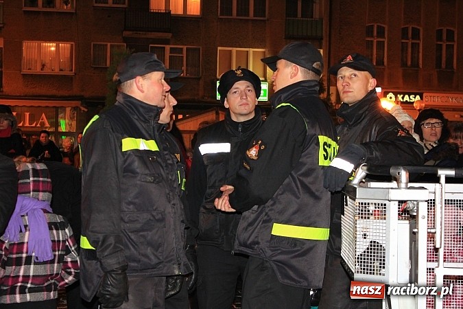 Zdjęcie w galerii na portalu naszraciborz.pl: Strażacki Mikołaj na raciborskim rynku wiadomości z regionu