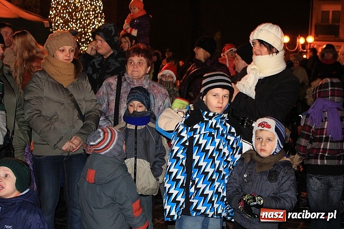 Zdjęcie w galerii na portalu naszraciborz.pl: Strażacki Mikołaj na raciborskim rynku wiadomości z regionu