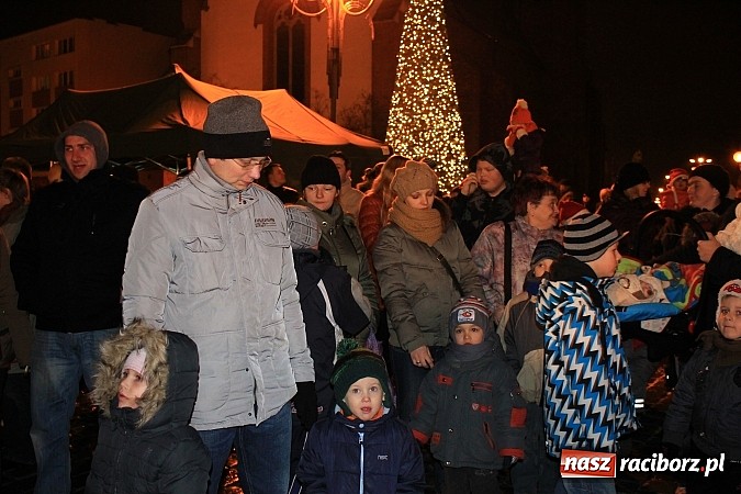 Zdjęcie w galerii na portalu naszraciborz.pl: Strażacki Mikołaj na raciborskim rynku wiadomości z regionu