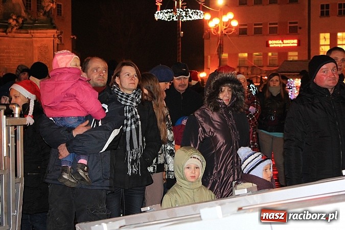 Zdjęcie w galerii na portalu naszraciborz.pl: Strażacki Mikołaj na raciborskim rynku wiadomości z regionu