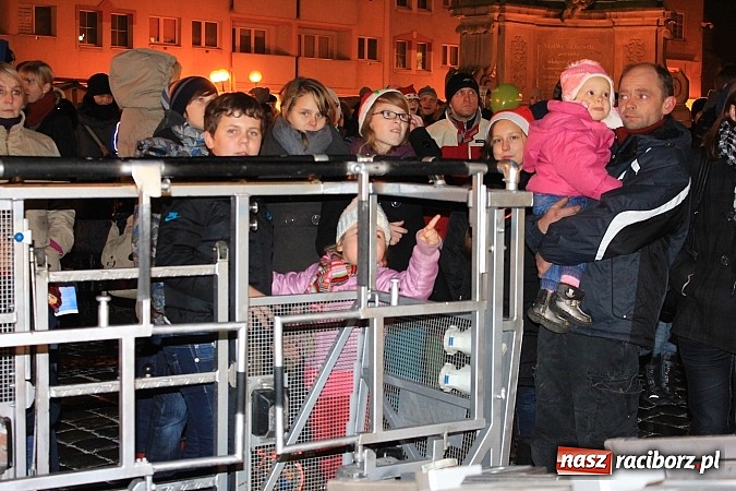 Zdjęcie w galerii na portalu naszraciborz.pl: Strażacki Mikołaj na raciborskim rynku wiadomości z regionu