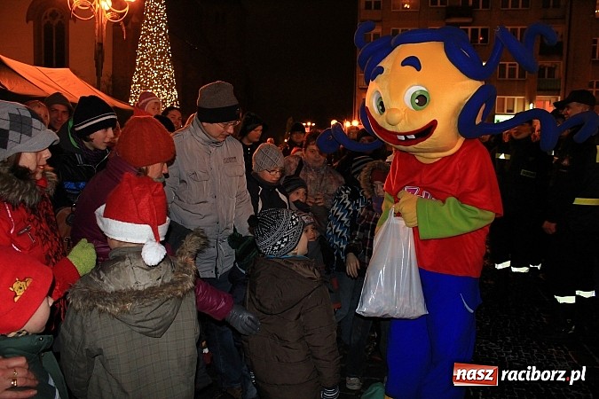Zdjęcie w galerii na portalu naszraciborz.pl: Strażacki Mikołaj na raciborskim rynku wiadomości z regionu