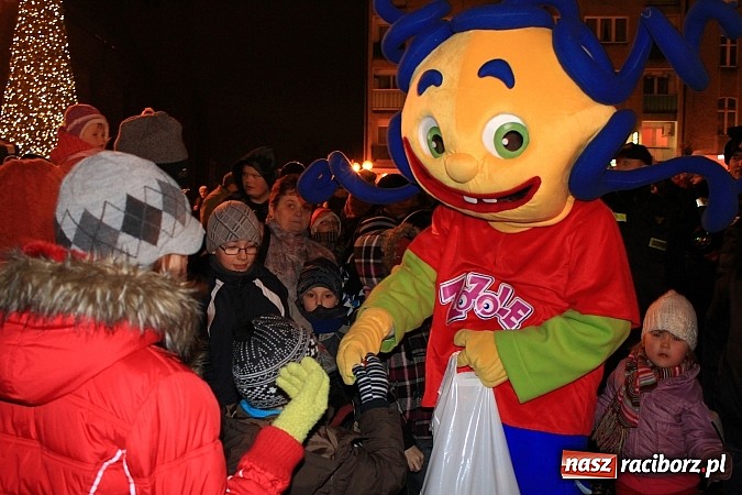 Zdjęcie w galerii na portalu naszraciborz.pl: Strażacki Mikołaj na raciborskim rynku wiadomości z regionu