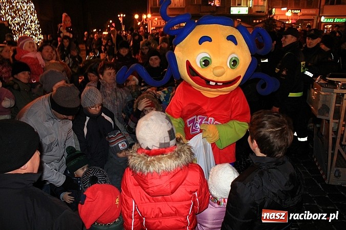 Zdjęcie w galerii na portalu naszraciborz.pl: Strażacki Mikołaj na raciborskim rynku wiadomości z regionu