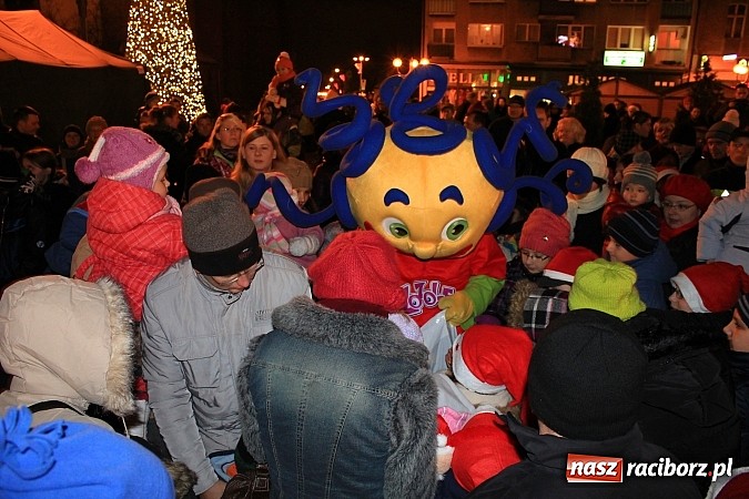 Zdjęcie w galerii na portalu naszraciborz.pl: Strażacki Mikołaj na raciborskim rynku wiadomości z regionu