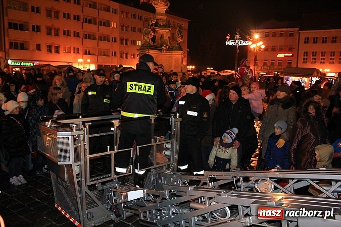 Zdjęcie w galerii na portalu naszraciborz.pl: Strażacki Mikołaj na raciborskim rynku wiadomości z regionu