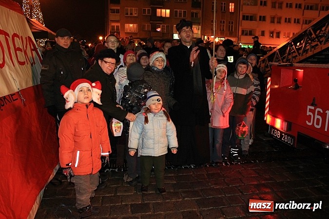 Zdjęcie w galerii na portalu naszraciborz.pl: Strażacki Mikołaj na raciborskim rynku wiadomości z regionu