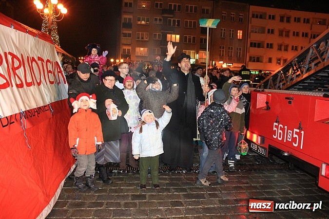 Zdjęcie w galerii na portalu naszraciborz.pl: Strażacki Mikołaj na raciborskim rynku wiadomości z regionu