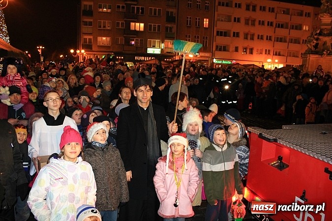 Zdjęcie w galerii na portalu naszraciborz.pl: Strażacki Mikołaj na raciborskim rynku wiadomości z regionu