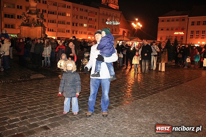 Zdjęcie w galerii na portalu naszraciborz.pl: Strażacki Mikołaj na raciborskim rynku wiadomości z regionu