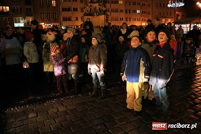 Zdjęcie w galerii na portalu naszraciborz.pl: Strażacki Mikołaj na raciborskim rynku wiadomości z regionu