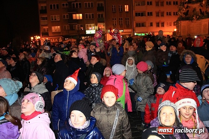 Zdjęcie w galerii na portalu naszraciborz.pl: Strażacki Mikołaj na raciborskim rynku wiadomości z regionu