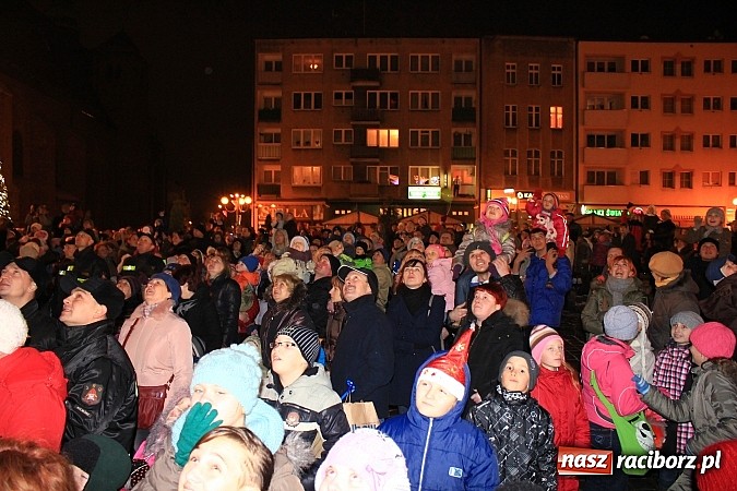 Zdjęcie w galerii na portalu naszraciborz.pl: Strażacki Mikołaj na raciborskim rynku wiadomości z regionu
