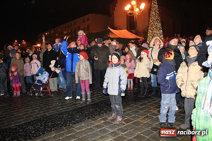 Zdjęcie w galerii na portalu naszraciborz.pl: Strażacki Mikołaj na raciborskim rynku wiadomości z regionu