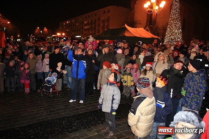 Zdjęcie w galerii na portalu naszraciborz.pl: Strażacki Mikołaj na raciborskim rynku wiadomości z regionu