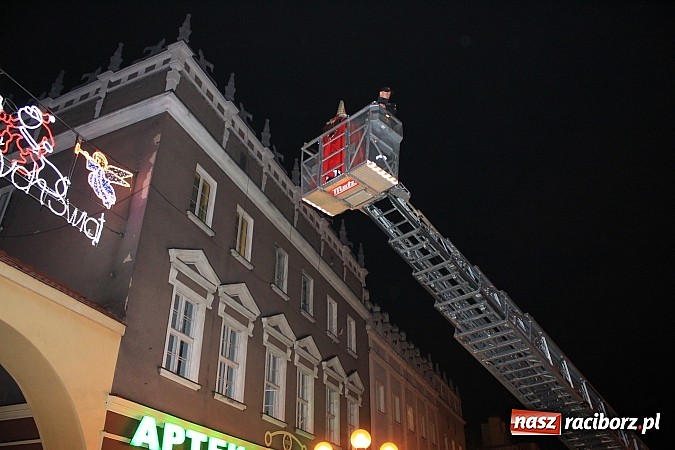 Zdjęcie w galerii na portalu naszraciborz.pl: Strażacki Mikołaj na raciborskim rynku wiadomości z regionu