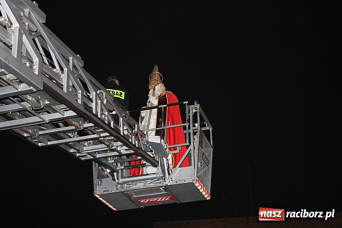 Zdjęcie w galerii na portalu naszraciborz.pl: Strażacki Mikołaj na raciborskim rynku wiadomości z regionu