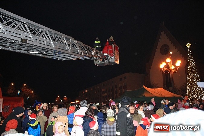 Zdjęcie w galerii na portalu naszraciborz.pl: Strażacki Mikołaj na raciborskim rynku wiadomości z regionu