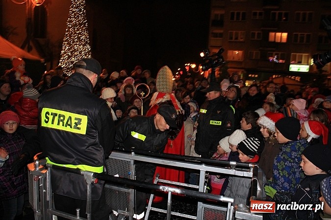 Zdjęcie w galerii na portalu naszraciborz.pl: Strażacki Mikołaj na raciborskim rynku wiadomości z regionu