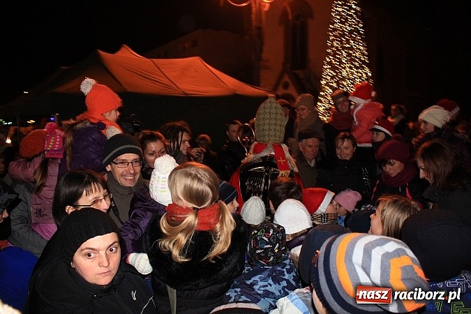 Zdjęcie w galerii na portalu naszraciborz.pl: Strażacki Mikołaj na raciborskim rynku wiadomości z regionu