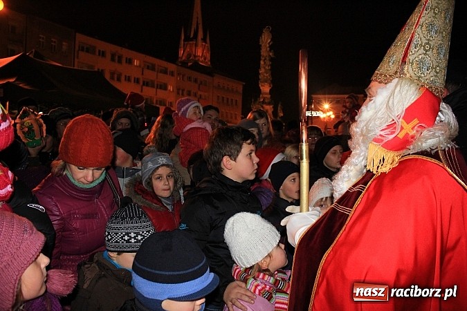 Zdjęcie w galerii na portalu naszraciborz.pl: Strażacki Mikołaj na raciborskim rynku wiadomości z regionu