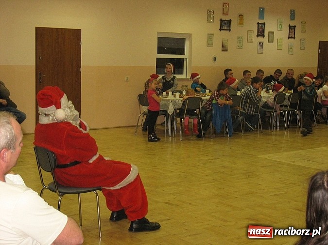 Zdjęcie w galerii na portalu naszraciborz.pl: Mikołaj nie ominął Bojanowa wiadomości z regionu
