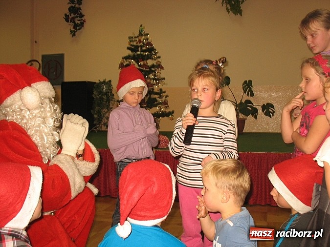 Zdjęcie w galerii na portalu naszraciborz.pl: Mikołaj nie ominął Bojanowa wiadomości z regionu