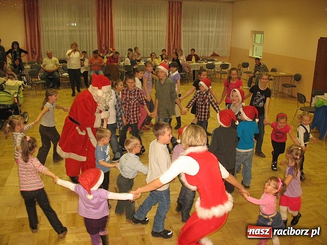 Zdjęcie w galerii na portalu naszraciborz.pl: Mikołaj nie ominął Bojanowa wiadomości z regionu