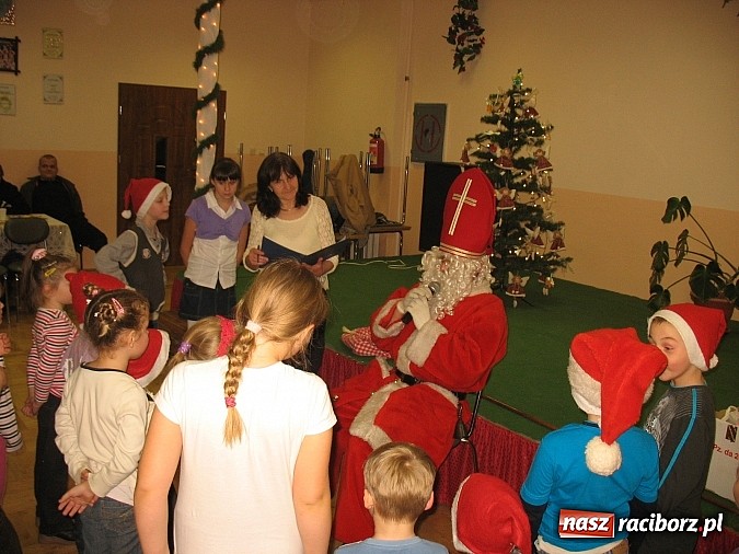 Zdjęcie w galerii na portalu naszraciborz.pl: Mikołaj nie ominął Bojanowa wiadomości z regionu