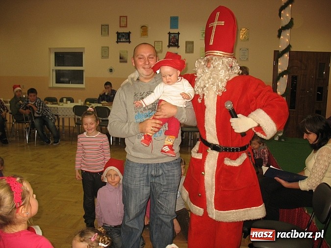 Zdjęcie w galerii na portalu naszraciborz.pl: Mikołaj nie ominął Bojanowa wiadomości z regionu