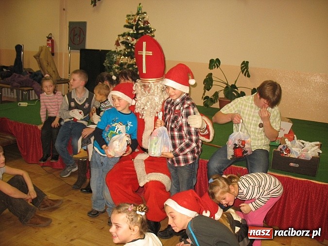 Zdjęcie w galerii na portalu naszraciborz.pl: Mikołaj nie ominął Bojanowa wiadomości z regionu