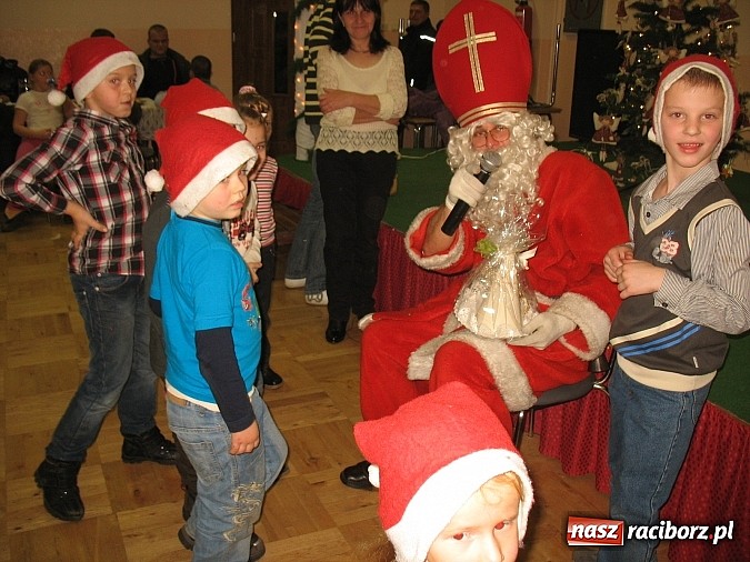 Zdjęcie w galerii na portalu naszraciborz.pl: Mikołaj nie ominął Bojanowa wiadomości z regionu