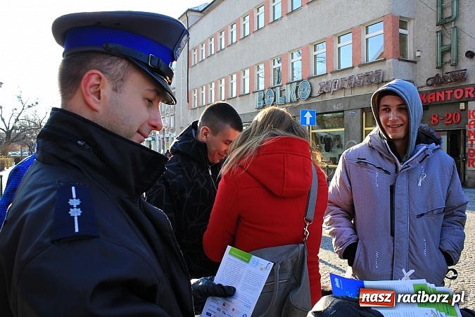 Zdjęcie w galerii na portalu naszraciborz.pl: Biała wstążka, czyli stop przemocy wobec kobiet wiadomości z regionu